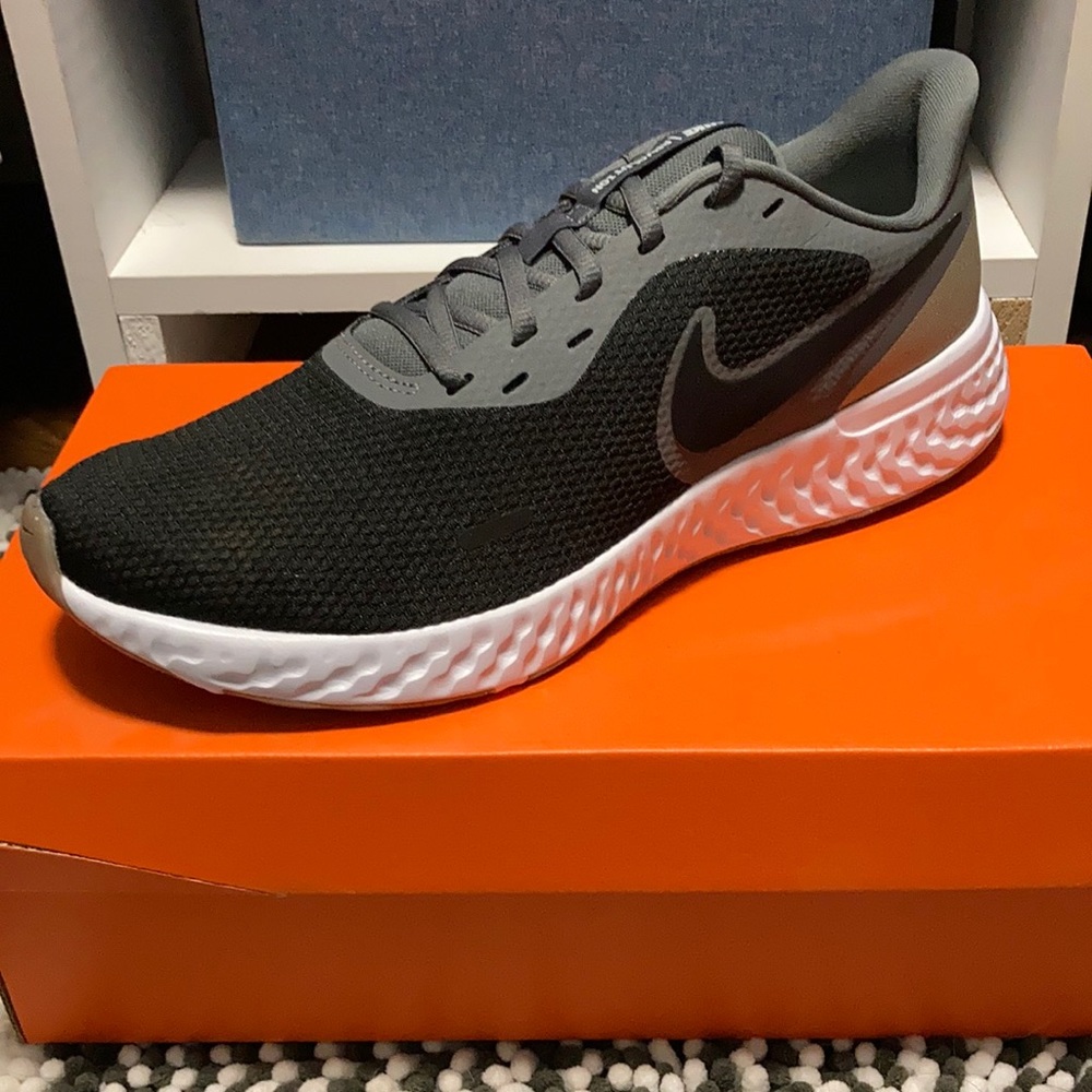 Nike Revolution 5 Size 9.5